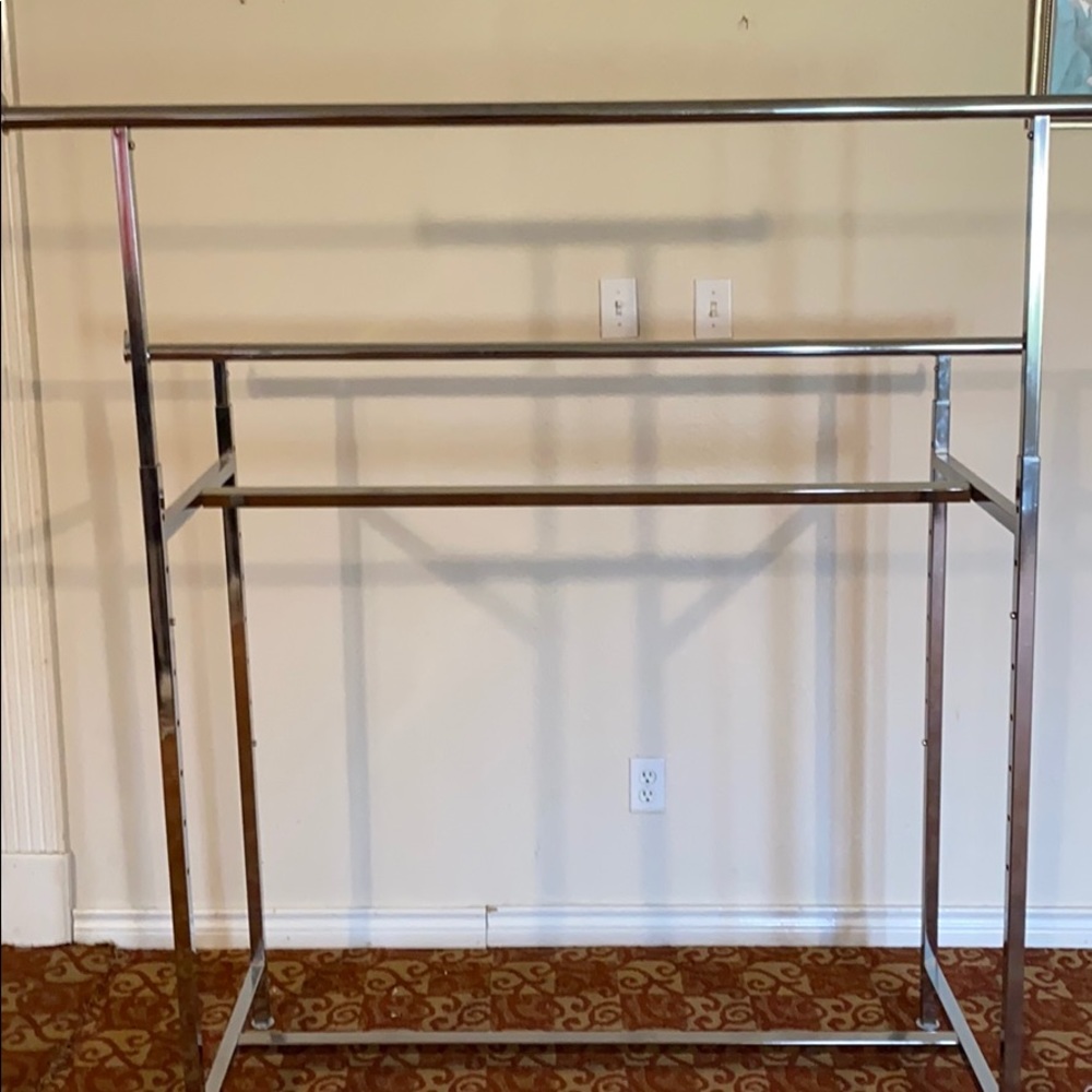 Adjustable clothing rack